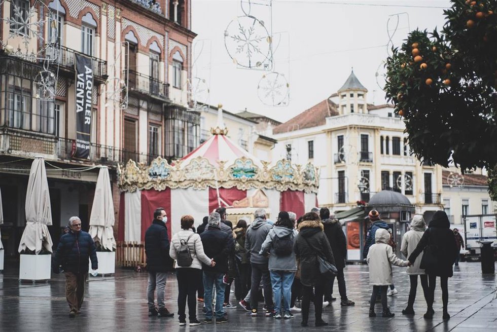 Turistas en la Plaza de España de Mérida.