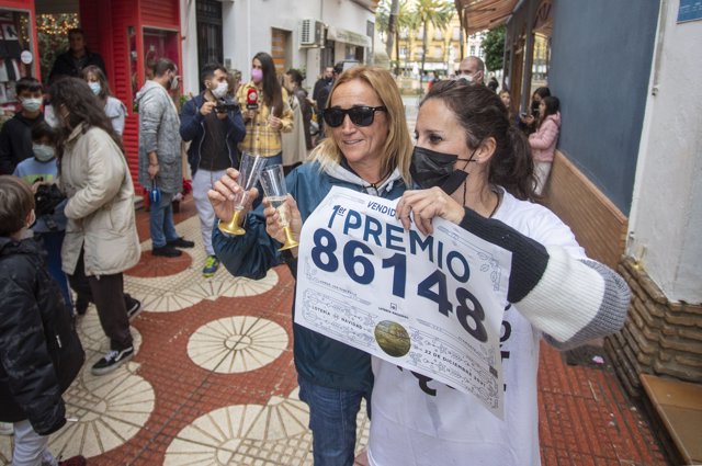 Ambiente festivo en la administración de Ayamonte donde ha tocado el Gordo de Navidad