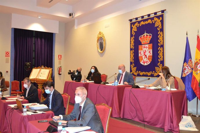 El presidente de la Diputación de Córdoba, Antonio Ruiz (centro), preside el Pleno de la institución provincial.
