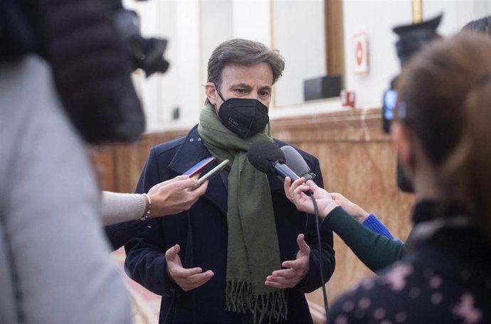 El presidente del grupo de Unidas Podemos en el Congreso, Jaume Asens, responde a los medios a su llegada a una sesión plenaria en el Congreso de los Diputados, a 16 de diciembre de 2021, en Madrid, (España).