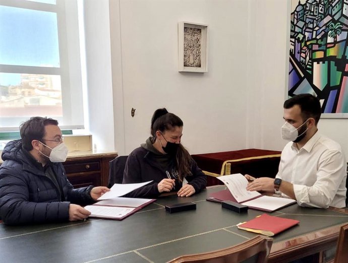 El alcalde de Cáceres, Luis Salaya, y responsables de la Asociación Animalista por la Vida firman el convenio de gestión de la perrera municipal