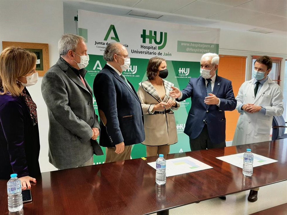 Catalina García durante su visita al Hospital de Jaén
