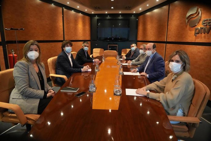 Reunión del presidente del PNV, Andoni Ortuzar. Con el secretario general del PSE-EE, Eneko Andueza, y parte de las Ejecutivas de sus partidos en Bilbao