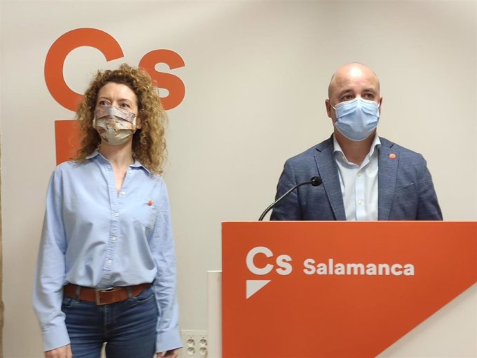 El procurador de Ciudadanos David Castaño (d) y la concejal salmantina Ana Suárez (i)