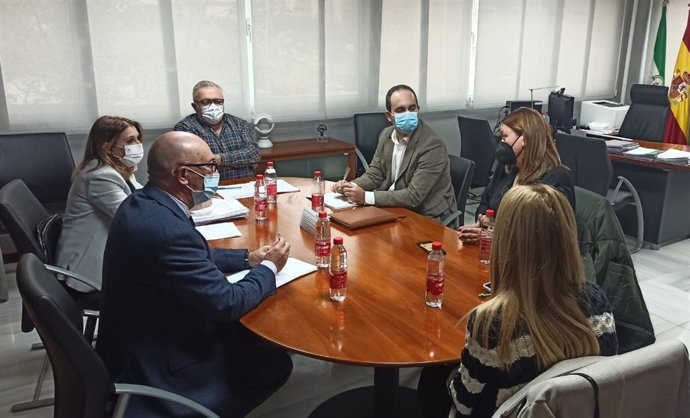 Reunión en Carboneras para concretar acciones conjuntas para impulsar el empleo en el municipio tras el cese de la actividad de la central térmica