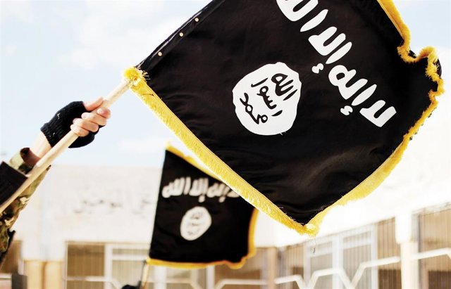 Mueren más de diez presuntos yihadistas en enfrentamientos entre miembros de Estado Islámico en Burkina Faso Archivo - Bandera de Estado Islamico en la ciudad de Raqqa (Siria)