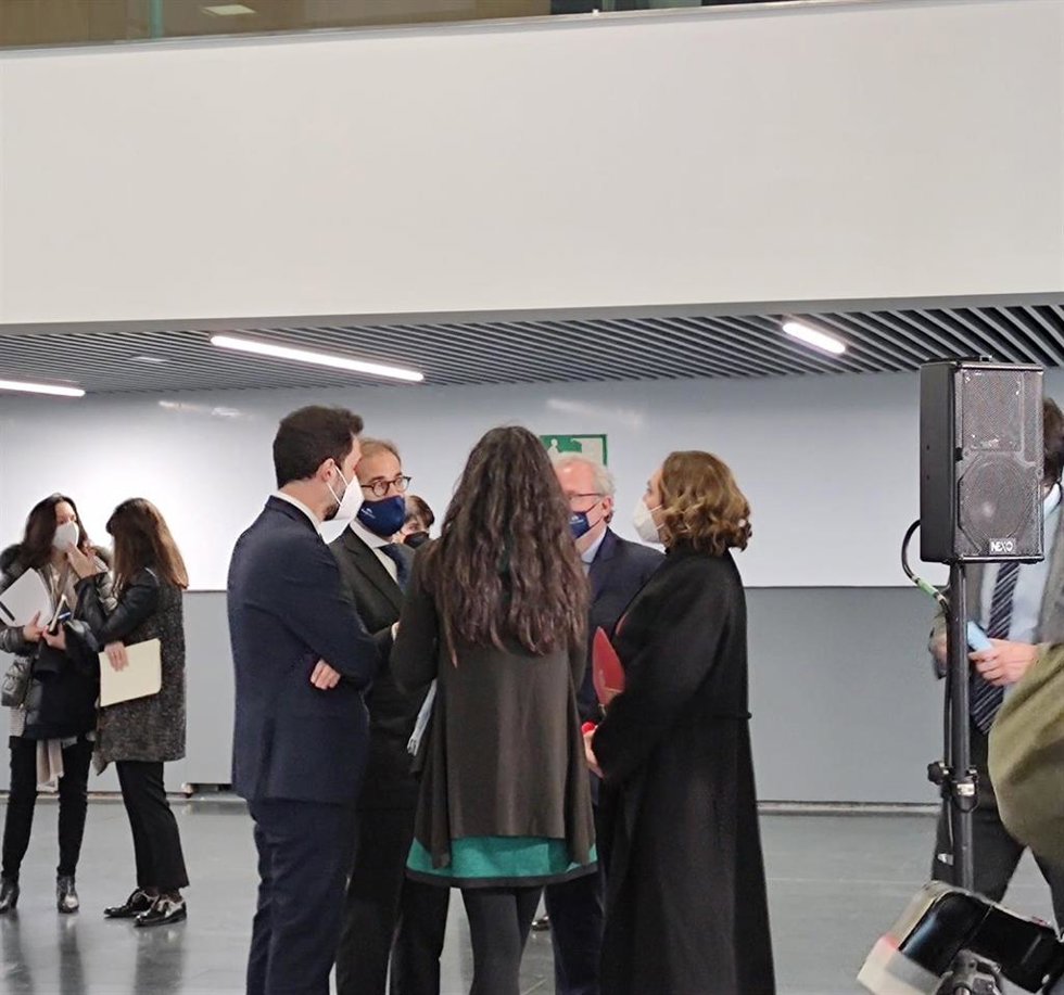 Roger Torrent, Mnica Roca, Ada Colau, Constantí Serrallonga y Pau Relat, conversando antes de la rueda de prensa de presentación de los resultados de Fira de Barcelona en 2021