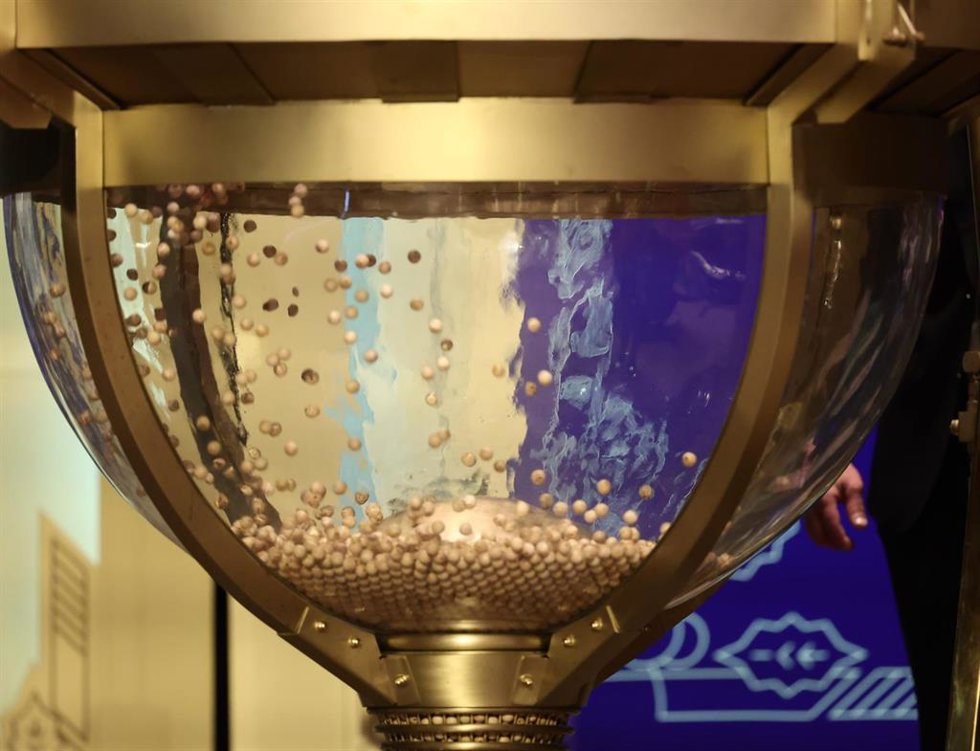 Bombo de la lotería durante la celebración del Sorteo Extraordinario de la Lotería de Navidad 2021, en el Teatro Real de Madrid