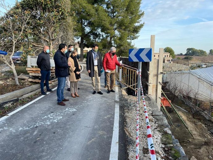 El director general del Agua, José Sandoval, durante su visita a una de las obras que la Comunidad Autónoma lleva a cabo en caminos rurales de Cehegín