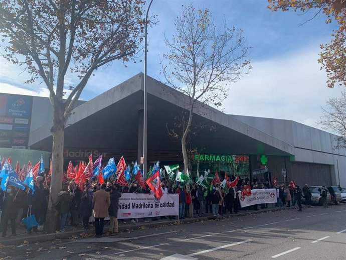 Protesta de los sindicatos ante la Asamblea de Madrid