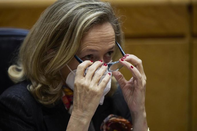 La vicepresidenta primera del Gobierno y ministra de Asuntos Económicos y Transformación Digital, Nadia Calviño, en una Sesión de Control en el Senado, a 21 de diciembre de 2021, en Madrid (España). El Senado celebra su última sesión plenaria del año, e