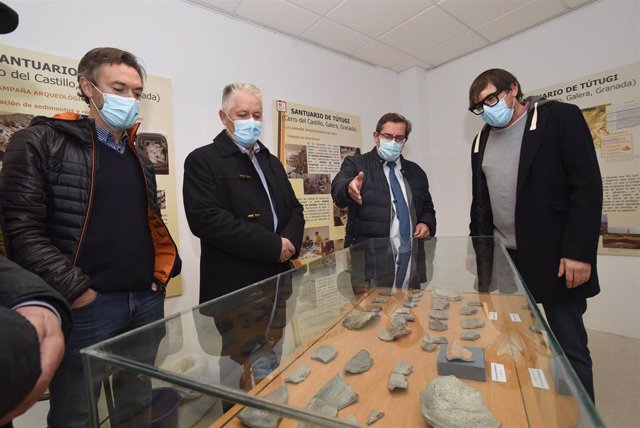 Visita a la exposición con los resultados preliminares de la excavación en el Cerro del Castillo, en Galera (Granada).