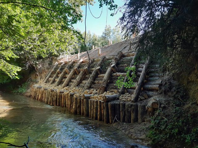 Archivo - Restauración de  la ribera erosionada en la margen derecha del río Jugalez a su paso por Pagoeta, en Peñacerrada
