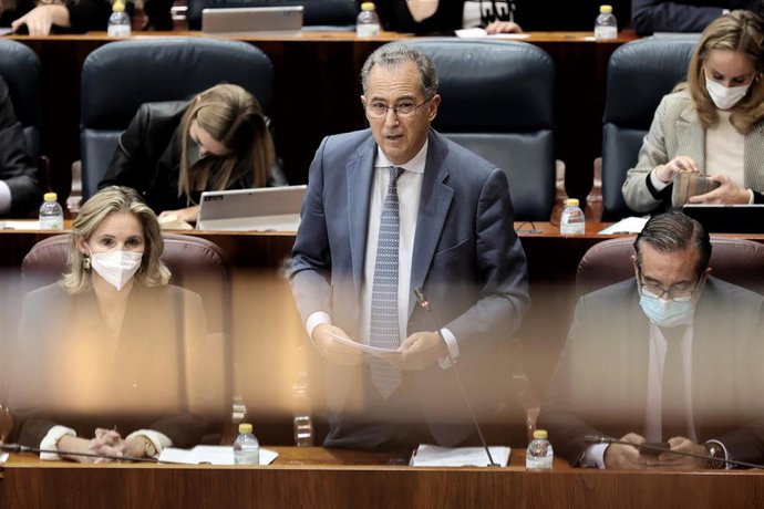 El consejero de Educación, Ciencia y Universidades de la Comunidad de Madrid, Enrique Ossorio, durante un pleno de la Asamblea de Madrid.