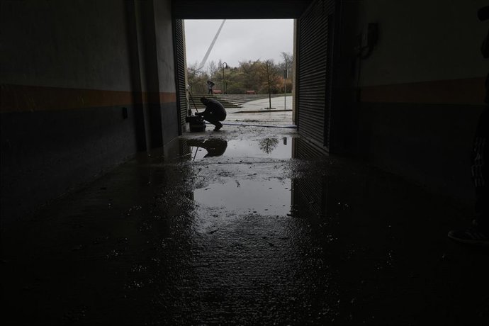 El interior de un garaje tras la crecida del río Arga, en el barrio de Rochapea.