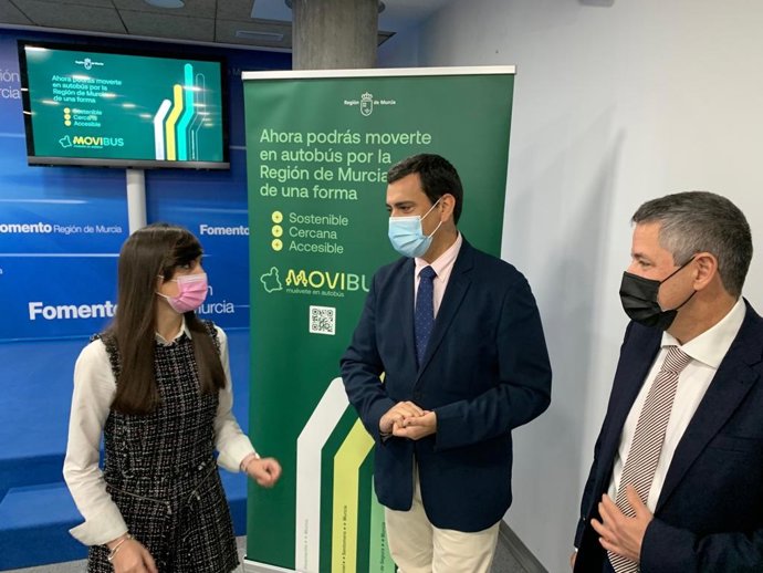 El consejero de Fomento e Infraestructuras, José Ramón Díez de Revenga, acompañado por el secretario general de la Consejería, Enrique Ujaldón, y la directora general de Movilidad y Litoral, Marina Munuera