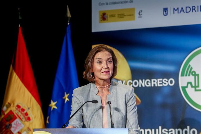 Archivo - La ministra de Industria, Comercio y Turismo, Reyes Maroto