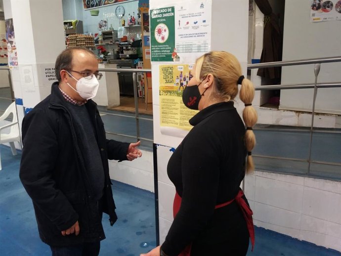 Reparto de cartelería de la campaña del juguete no sexista del IAM.