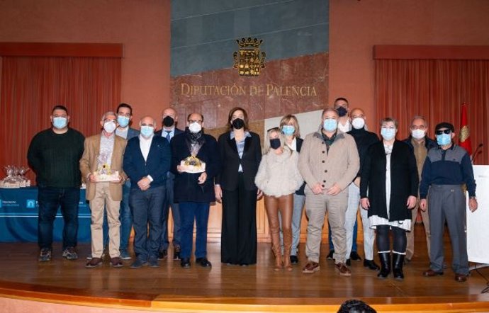 Armisén (C) junto a los funcionarios homenajeados.