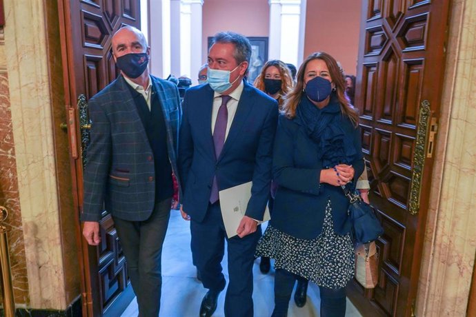 Antonio Muñoz, Juan Espadas y Sonia Gaya, en el Ayuntamiento.
