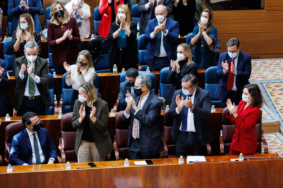 La presidenta de la Comunidad de Madrid, Isabel Díaz Ayuso, y diputados aplauden a el consejero de Hacienda, Economía y Empleo de la Comunidad de Madrid, Javier Fernández-Lasquetty