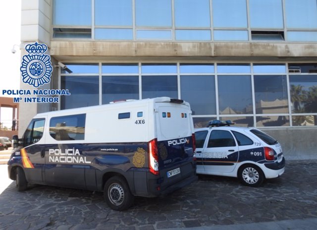 Vehículos de la Policía Nacional en Melilla, donde han detenido a tres personas por presunto tráfico de personas entre Melilla y Málaga aprovechando su trabajo en ambos puertos