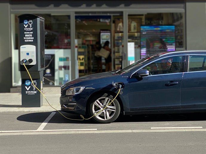 Archivo - Puntos de recarga para vehículos eléctricos.