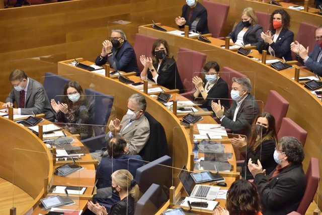 Ximo Puig, Mónica Oltra y otros miembros del gobierno valenciano en el pleno de presupuestos en Les Corts