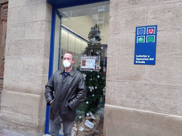 El gerente de la administración número 4 de Logroño, Adolfo Ortiz, posa sonriente tras vender una serie de un cuarto premio en el  Sorteo de Navidad 2021