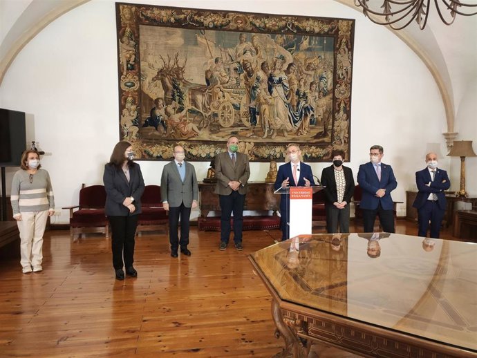 El rector de la USAL, Ricardo Rivero, informa de los asuntos del Consejo de Gobierno junto a su equipo.