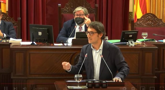 El conseller de Modelo Económico, Turismo y Trabajo, Iago Negueruela, durante su intervención en el Parlament.