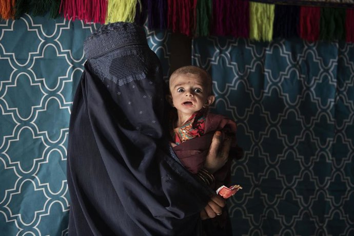 Archivo - Una madre con su bebé de siete meses, desnutrido, en Kandahar