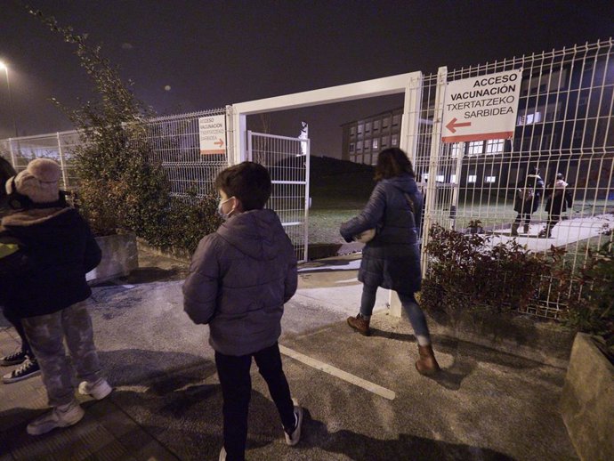 Varias personas en la entrada del seminario de Pamplona.