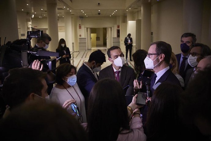 El portavoz del PP en el Senado, Javier Maroto, ofrece declaraciones a medios de comunicación tras su salida de una Sesión de Control en el Senado, a 21 de diciembre de 2021, en Madrid (España).
