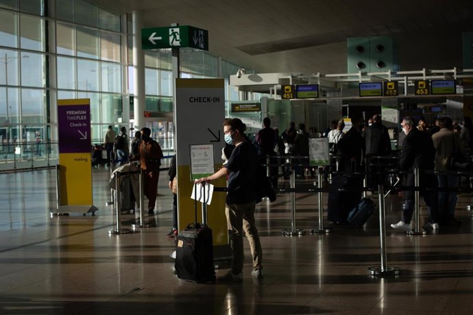 Archivo - Varios pasajeros con maletas en el aeropuerto 