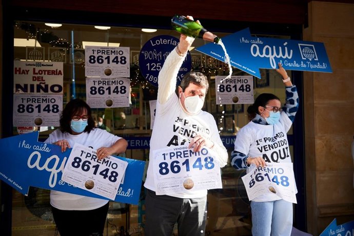 El Gordo de Navidad cae en la administración de lotería número uno de Santoña, en Cantabria. Vende una serie con diez décimos
