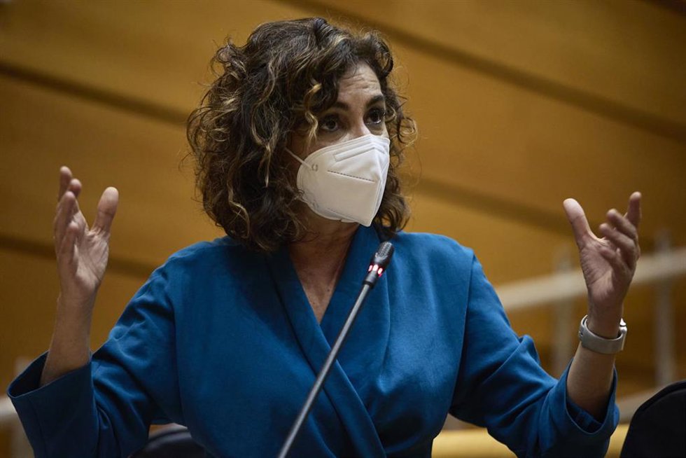 La ministra de Hacienda, Maria Jesús Montero, interviene en una Sesión de Control en el Senado, a 21 de diciembre de 2021, en Madrid (España).