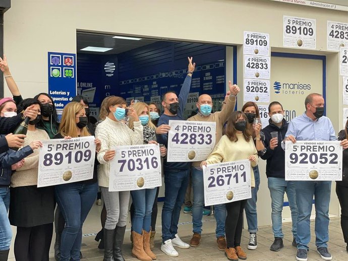 La Administración de lotería número 3 de Manises reparte cinco grandes premios