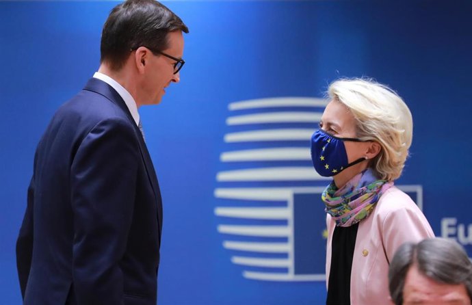 Archivo - Mateusz Morawiecki y Ursula Von der Leyen en Bruselas