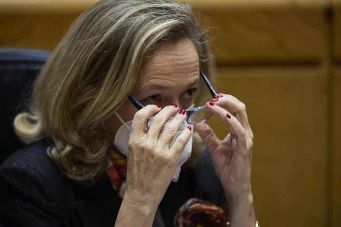 La vicepresidenta primera del Gobierno y ministra de Asuntos Económicos y Transformación Digital, Nadia Calviño, en una Sesión de Control en el Senado, a 21 de diciembre de 2021, en Madrid (España). El Senado celebra su última sesión plenaria del año, e