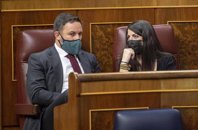 El líder de Vox, Santiago Abascal, y la secretaria general del partido en el Congreso, Macarena Olona, en una sesión plenaria en el Congreso