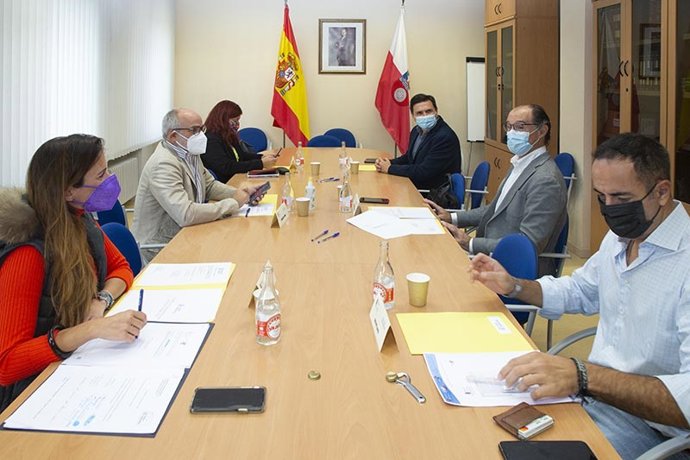 Archivo - El consejero de Sanidad, Miguel Rodríguez, preside el consejo de Administración del Hospital Virtual Valdecilla (HvV). Archivo