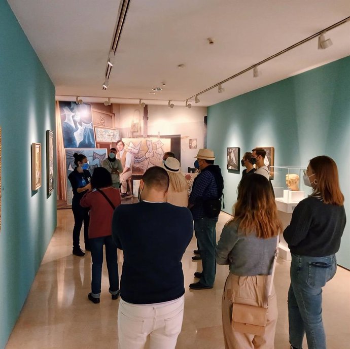 Visitantes a una exposición