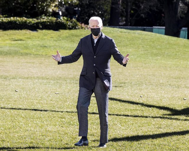 12 December 2021, US, Washington: US President Joe Biden gestures to the press while walking to the White House after arriving via Marine One. Photo: Michael Brochstein/ZUMA Press Wire/dpa