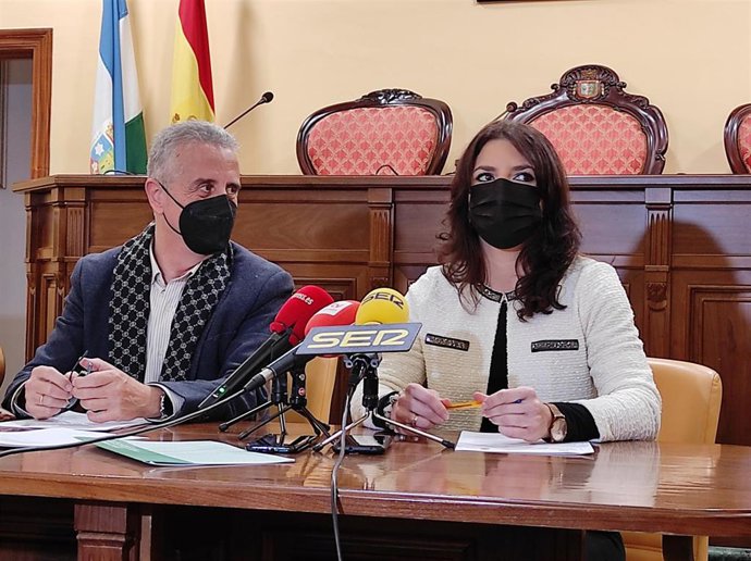 Juan Pérez y Purificación Joyera, durante la firma del convenio.