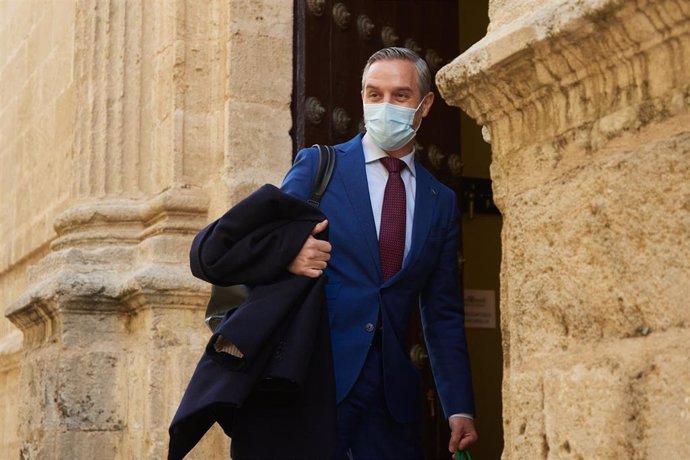 El consejero de Hacienda y Financiación Europea, Juan Bravo, antes del Debate de Presupuestos, en foto de archivo.