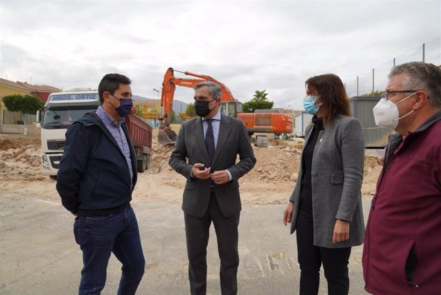 El vicepresidente del organismo provincial, Ángel Escobar, y la alcaldesa de la localidad, Noelia Damián, visitan las obras del primer espacio escénico de Benahadux