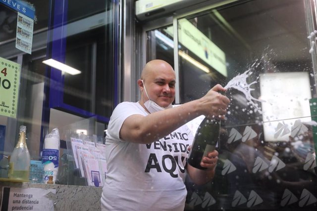 José González, empleado de la administración situada en la zona del AVE de la Estación de Atocha, celebra que han vendido parte del número 86148 correspondiente al  'Gordo'