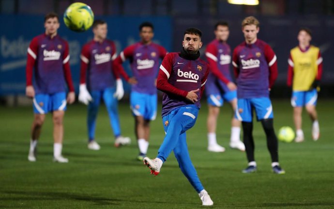 Jordi Alba dispara ante la mirada de sus compañeros en un entrenamiento del FC Barcelona en la Ciutat Esportiva Joan Gamper