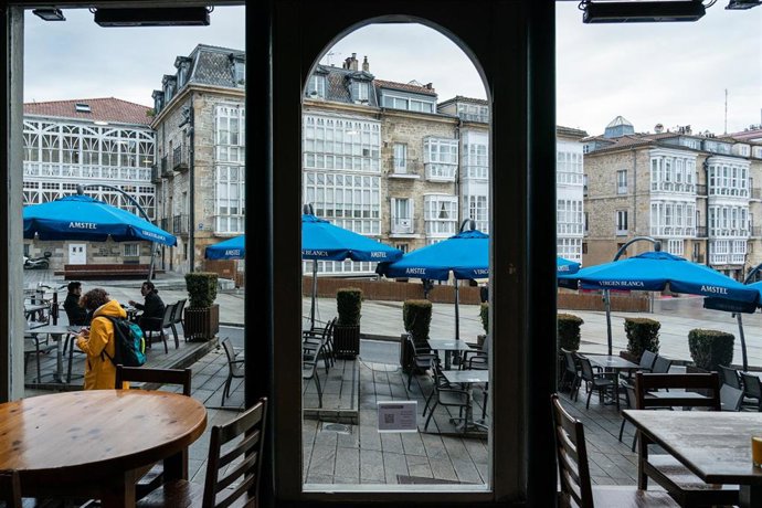 Archivo - Terraza abierta de una cafetería en Vitoria